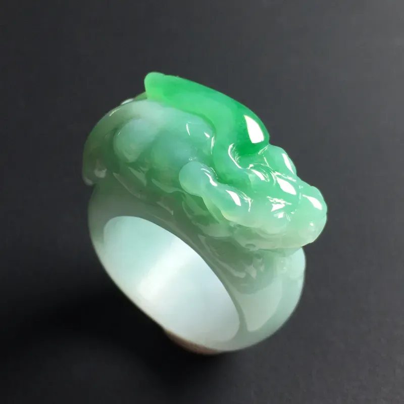 带色貔貅扳指 内径22 宽13 厚5毫米 玉质水润  色彩亮丽 美观时尚 雕工精湛