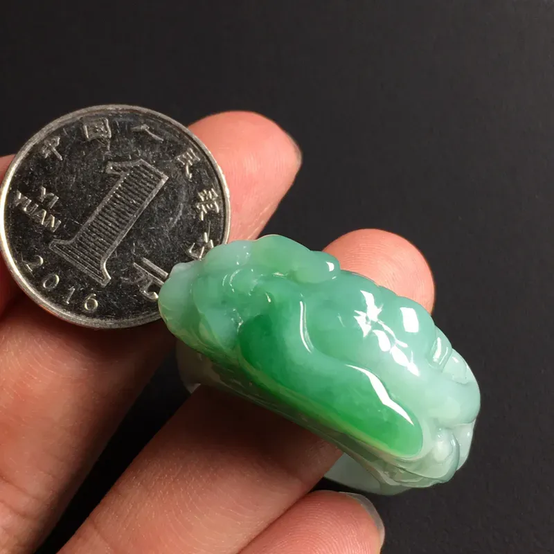 带色貔貅扳指 内径22 宽13 厚5毫米 玉质水润  色彩亮丽 美观时尚 雕工精湛