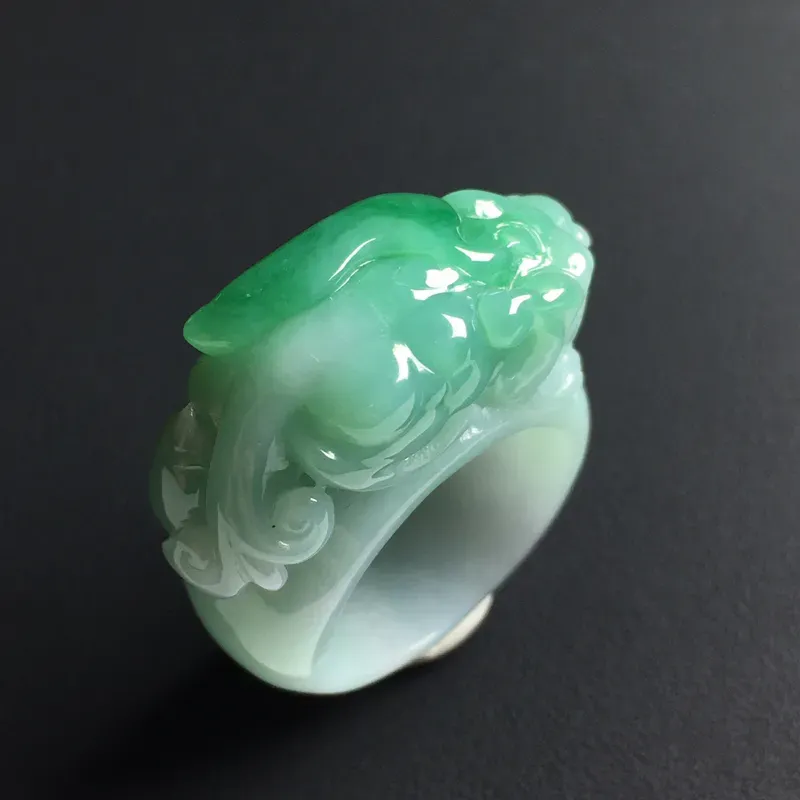 带色貔貅扳指 内径22 宽13 厚5毫米 玉质水润  色彩亮丽 美观时尚 雕工精湛