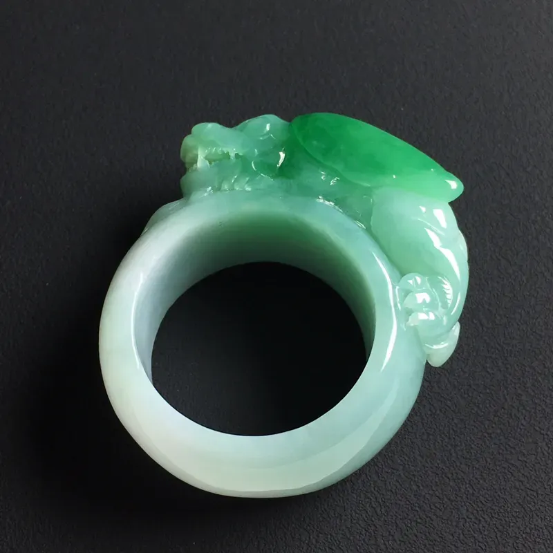 带色貔貅扳指 内径22 宽13 厚5毫米 玉质水润  色彩亮丽 美观时尚 雕工精湛