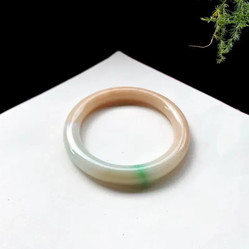 53.2圈口黄加绿福镯，
尺寸:53.2×8.9×8.8mm，
底子细，质地干净，双彩特色一抹绿清新，上手艳丽 0730