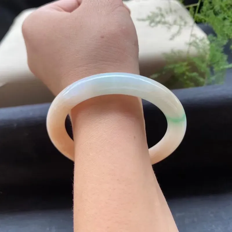 53.2圈口黄加绿福镯，
尺寸:53.2×8.9×8.8mm，
底子细，质地干净，双彩特色一抹绿清新，上手艳丽 0730