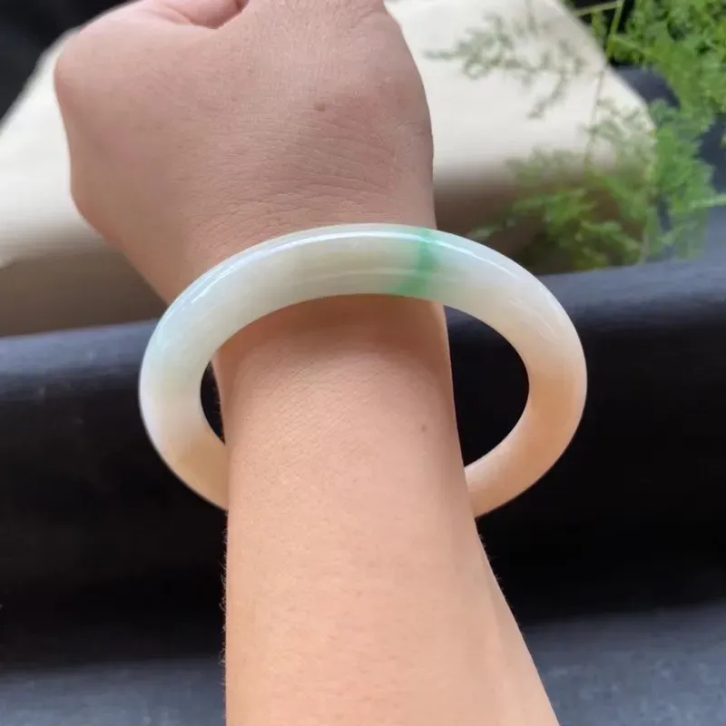 53.2圈口黄加绿福镯，
尺寸:53.2×8.9×8.8mm，
底子细，质地干净，双彩特色一抹绿清新，上手艳丽 0730