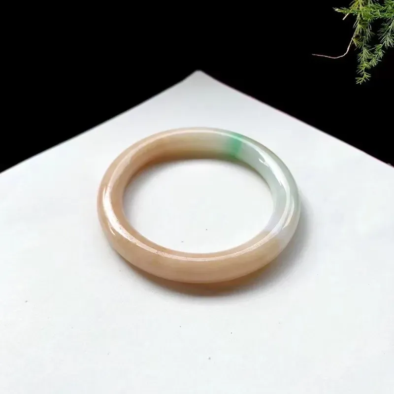 53.2圈口黄加绿福镯，
尺寸:53.2×8.9×8.8mm，
底子细，质地干净，双彩特色一抹绿清新，上手艳丽 0730