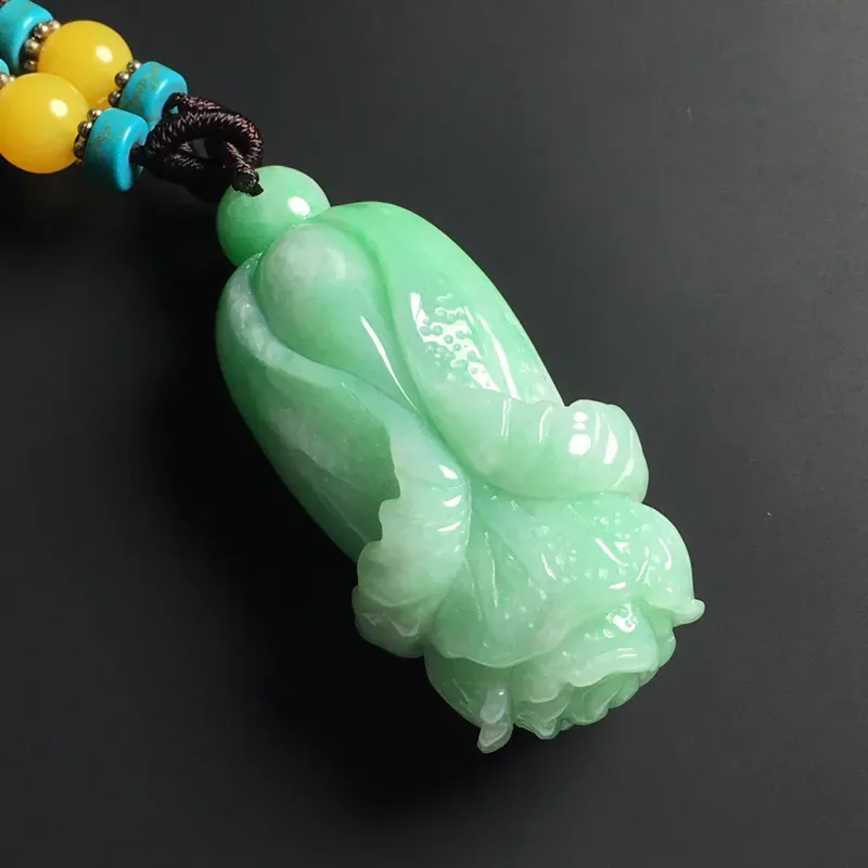 满色百财吊坠 尺寸50-24-14.5毫米 翠色艳丽 玉质细腻