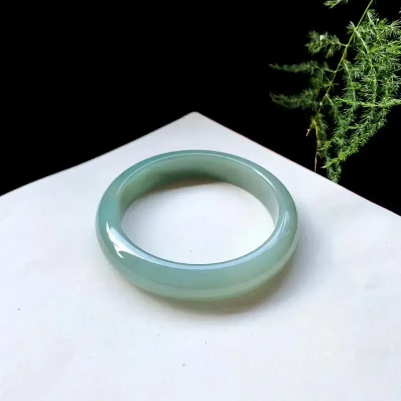 正圈59.8圈口油色平安镯，
尺寸:59.8×12.9×8.1mm，
底子细腻，釉洁柔滑，色泽幽雅韵味，0805