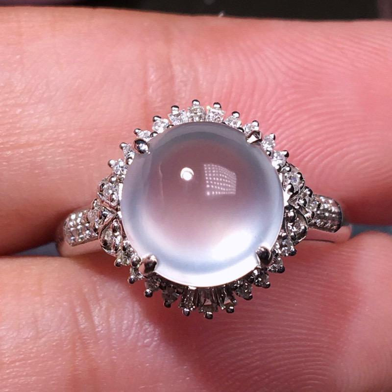 严选推荐老坑纯正玻璃种翡翠蛋面女戒指，18k金钻豪华镶嵌而成，品相佳，佩戴效果出众，尽显气质。