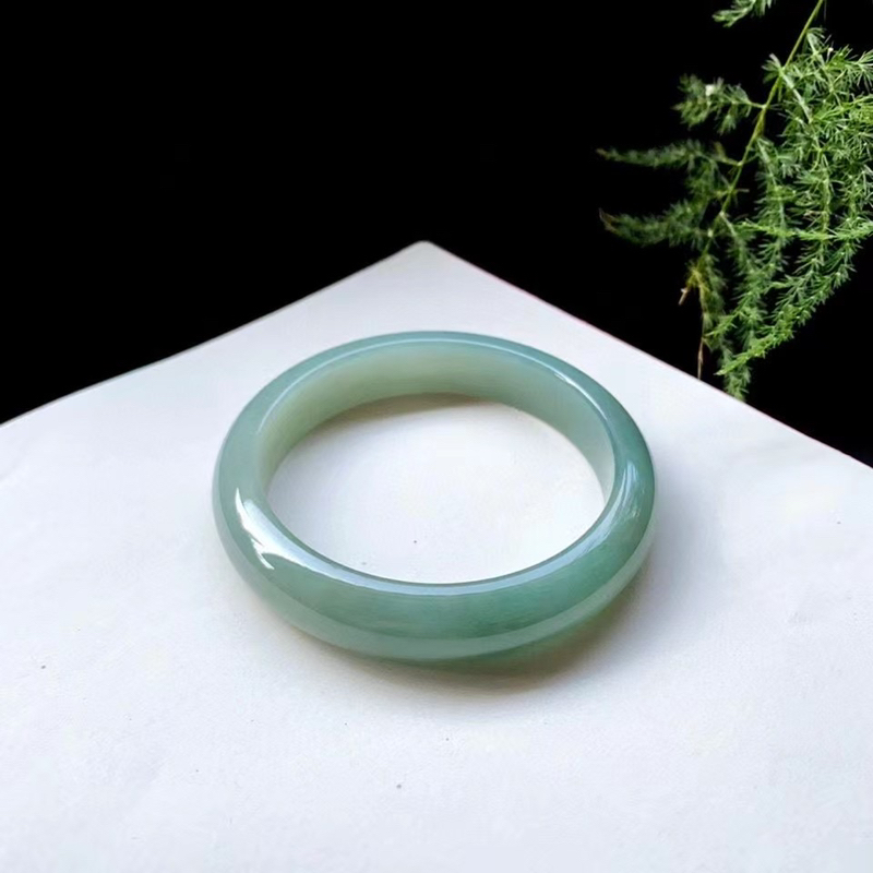 正圈59.8圈口油色平安镯，
尺寸:59.8×12.9×8.1mm，
底子细腻，釉洁柔滑，色泽幽雅韵味，0805