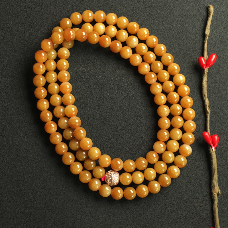 种好黄翡翡翠珠链项链  108颗 尺寸：6.3毫米 玉质圆润 质地细腻 颜色鲜亮 款式精美 佩戴时尚