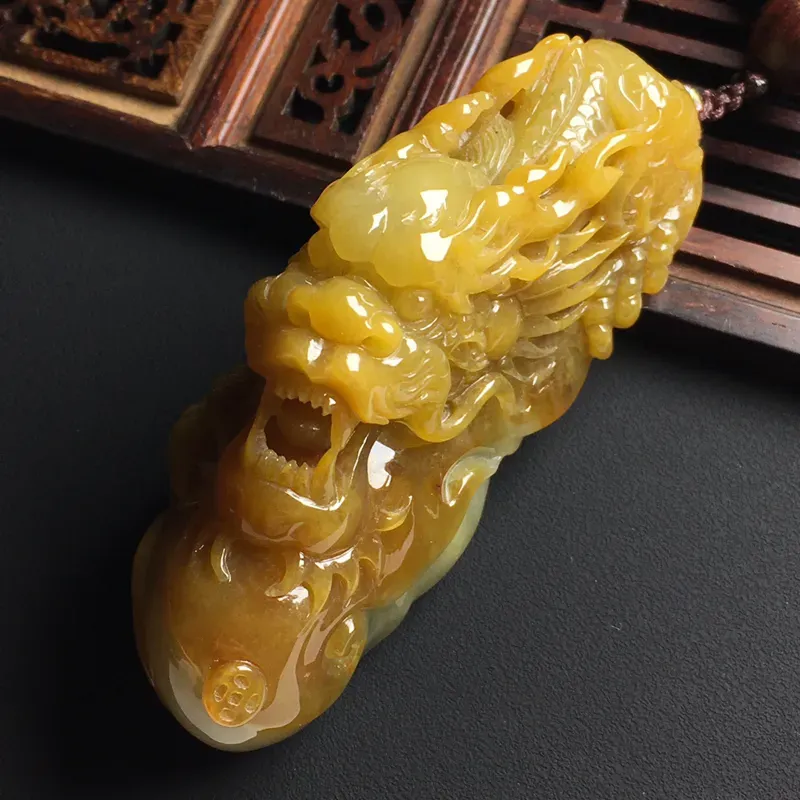 黄翡龙行天下手玩件 裸石尺寸85-32-27毫米 玉质水润  色彩亮丽 美观时尚 雕工精湛