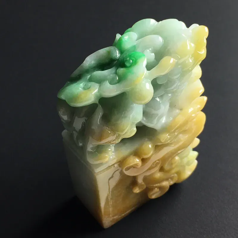 黄加绿貔貅印章 裸石尺寸63-39-19毫米 玉质水润  色彩亮丽 美观时尚 雕工精湛