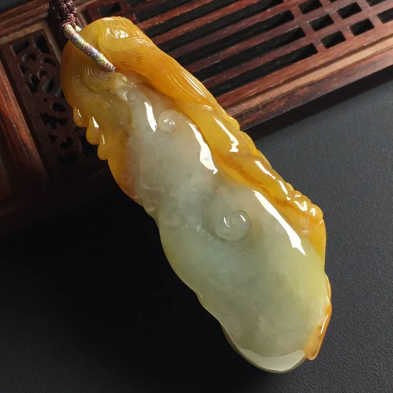 黄翡龙行天下手玩件 裸石尺寸85-32-27毫米 玉质水润  色彩亮丽 美观时尚 雕工精湛