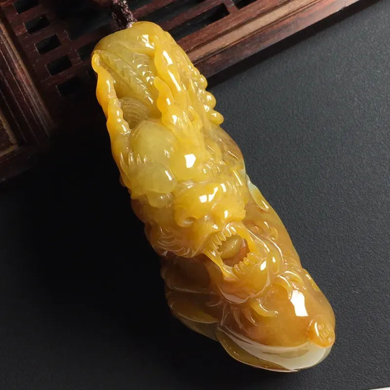 黄翡龙行天下手玩件 裸石尺寸85-32-27毫米 玉质水润  色彩亮丽 美观时尚 雕工精湛