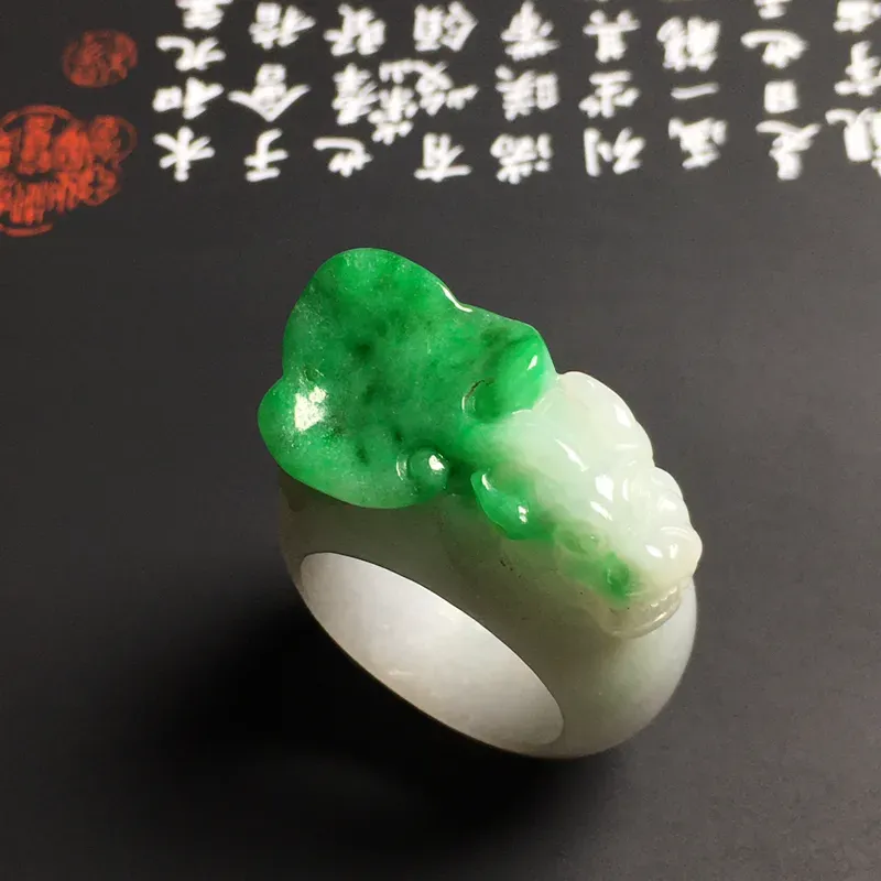 糯化种带色【招财貔貅】扳指 质地细腻 雕工精湛 翠色艳丽 内直径21.2毫米