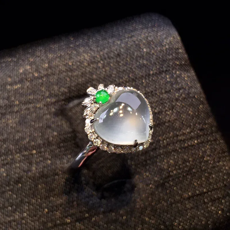 冰种心形翡翠戒指，冰透，水润，料子清爽，18k金镶嵌钻石