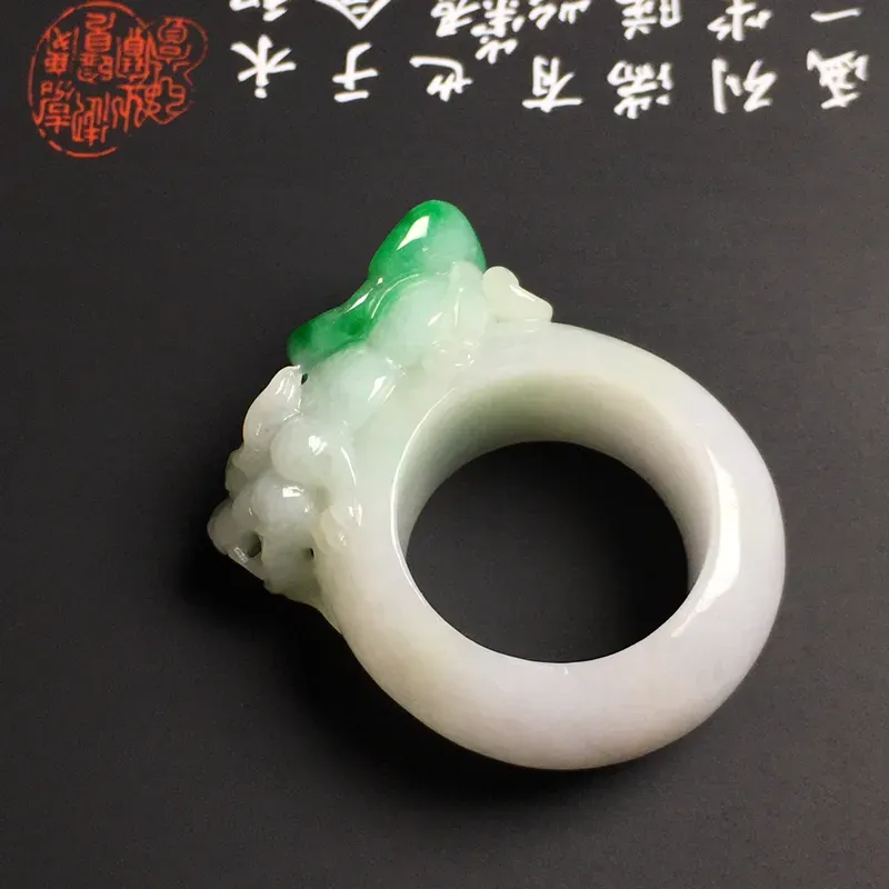 糯化种带色【招财貔貅】扳指 质地细腻 雕工精湛 翠色艳丽 内直径21.2毫米