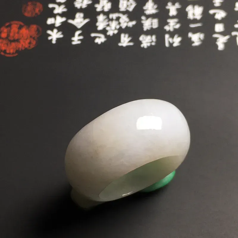 糯化种带色【招财貔貅】扳指 质地细腻 雕工精湛 翠色艳丽 内直径21.2毫米