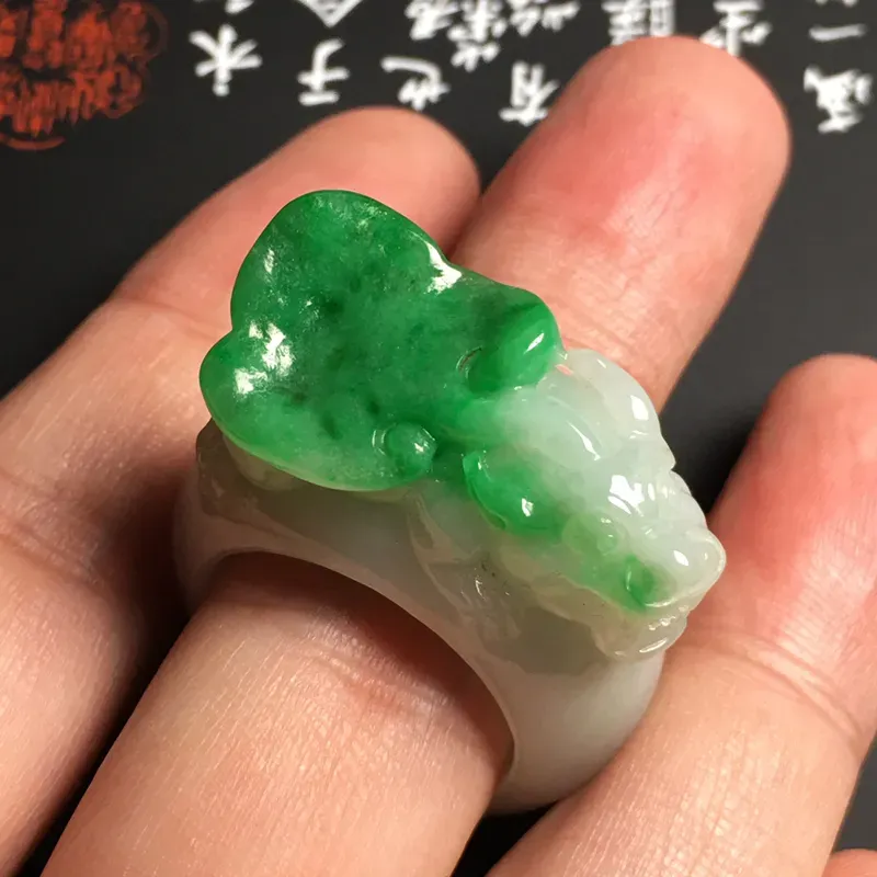 糯化种带色【招财貔貅】扳指 质地细腻 雕工精湛 翠色艳丽 内直径21.2毫米