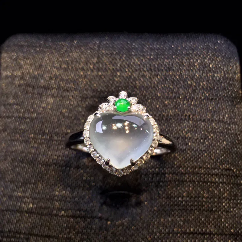 冰种心形翡翠戒指，冰透，水润，料子清爽，18k金镶嵌钻石