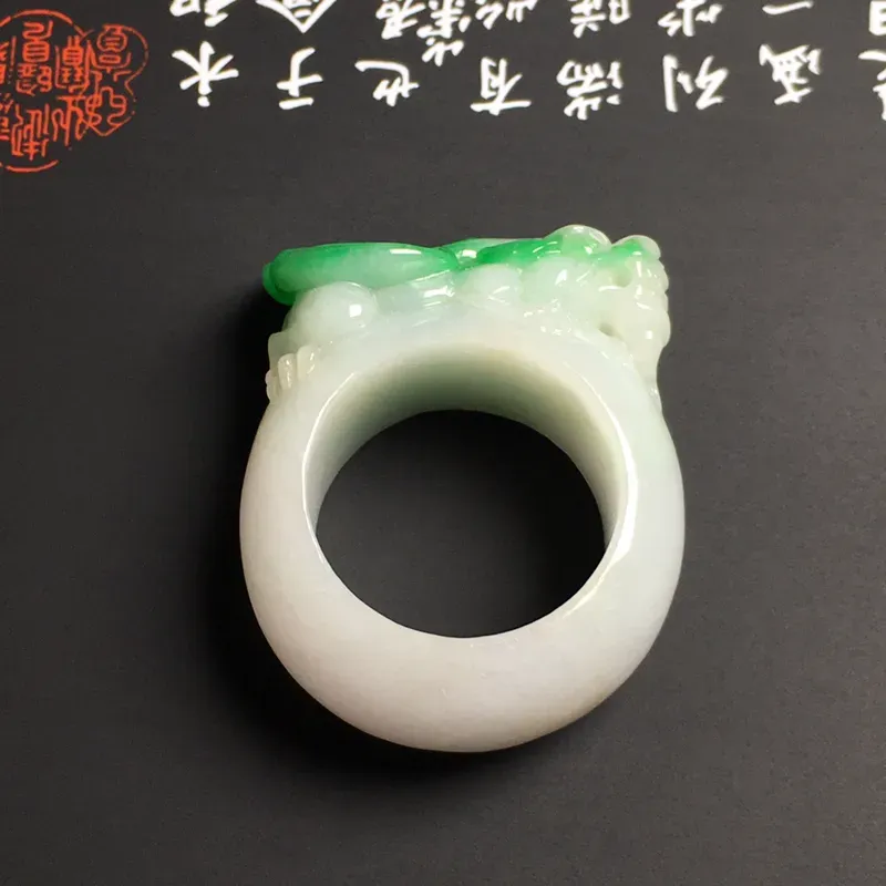 糯化种带色【招财貔貅】扳指 质地细腻 雕工精湛 翠色艳丽 内直径21.2毫米