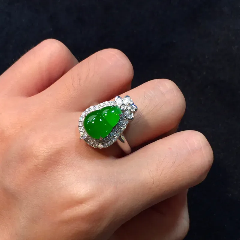 冰阳绿葫芦戒指两用款
冰种小甜甜一只 肥嘟嘟的
鲜甜明媚 品相种色没得挑