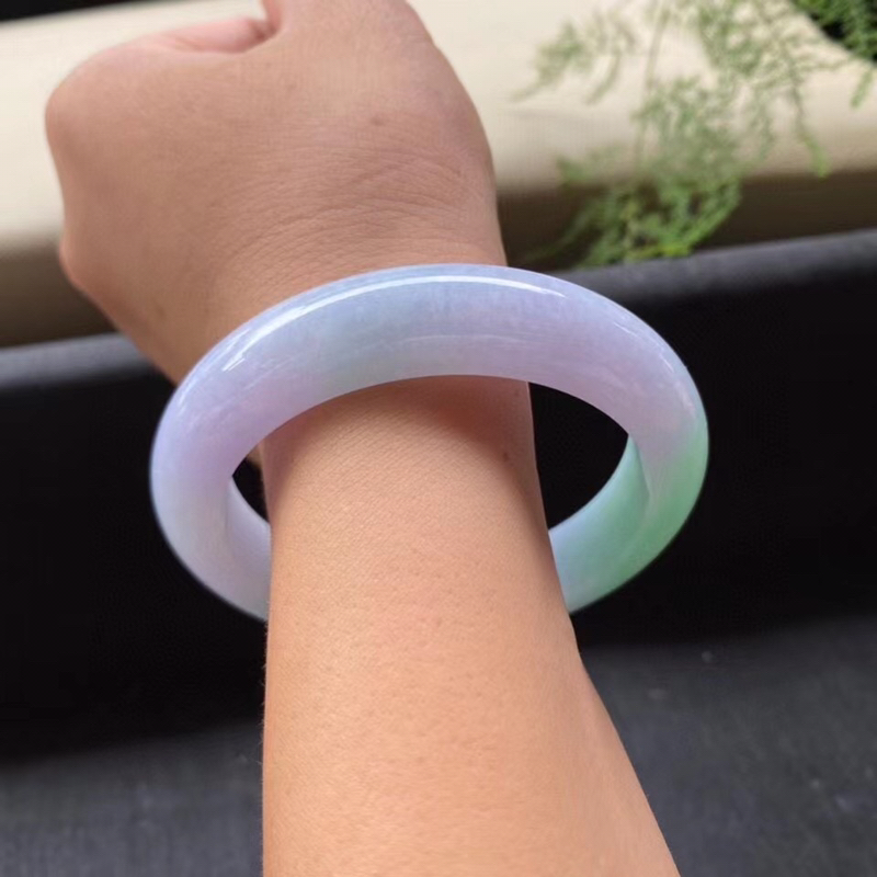 正圈58.7圈口春带彩平安镯，
尺寸:58.7×13.4×9.2mm，
底子细，质地干净，色彩缤纷泛紫底飘清新阳色，0811