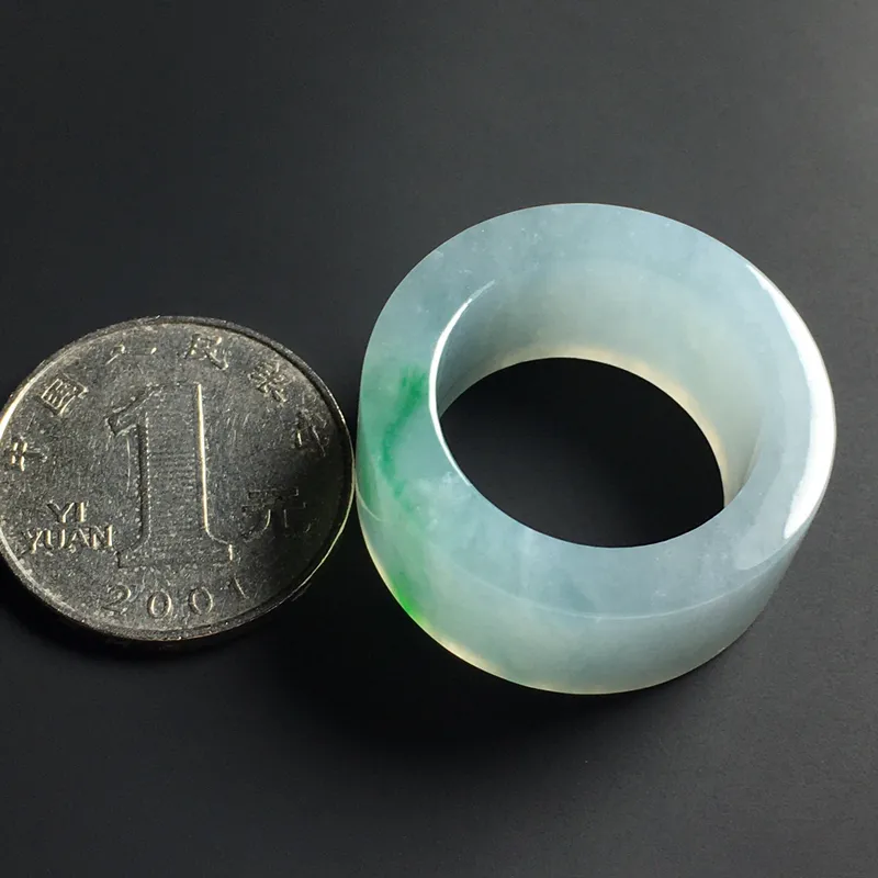 冰糯种飘绿扳指 尺寸30-12-5毫米 内直径21毫米 水润通透 细腻起胶 色泽亮丽