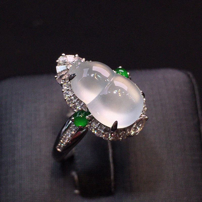 高冰种葫芦戒指，白，冰，透，起荧光，饱满，18k金镶嵌钻石