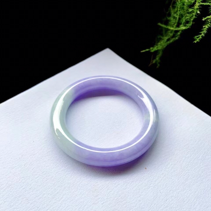 正圈53.3圈口紫罗兰福镯，
尺寸:53.3×10.6×10.2mm，
底子细，质地干净，紫色甜美艳