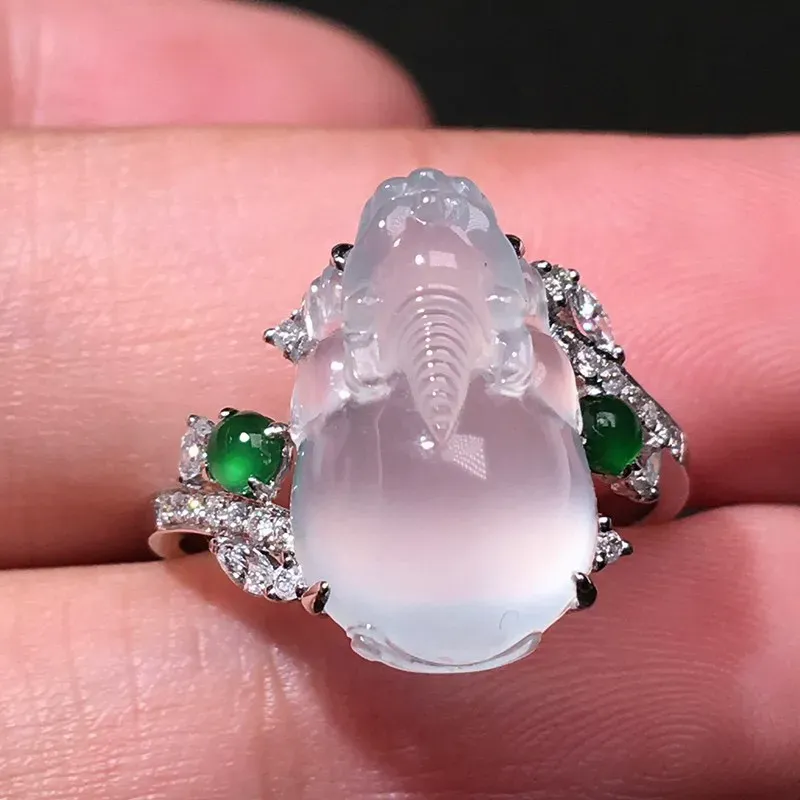 严选推荐老坑玻璃种金蟾女戒指,18k金钻搭配满色小蛋面镶嵌而成,尺寸