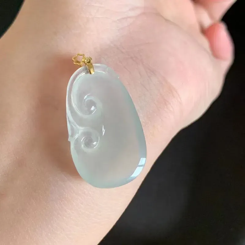 冰种如意 种好冰透 底色清爽
 
18k金扣 裸石30-19-5.5mm