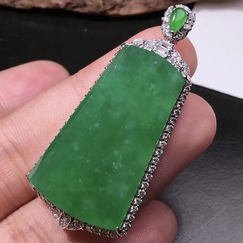 严选推荐老坑冰糯种翠绿色平安无事牌挂件,老坑料子,肉质水润细腻