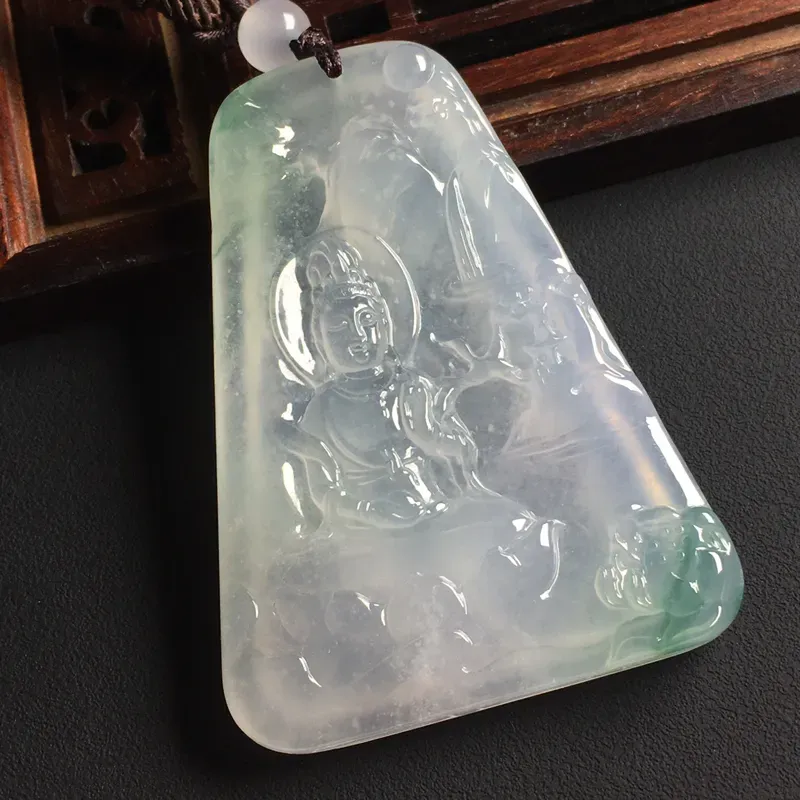 双彩山水观音吊坠裸石尺寸53 39 6毫米玉质水润色彩亮丽美观时尚雕工精湛顶珠为装饰品 对庄翡翠网