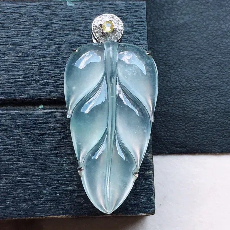 翡翠18k金伴钻镶嵌叶子吊坠,玉质细腻,雕工精美,佩戴送礼佳品,包金