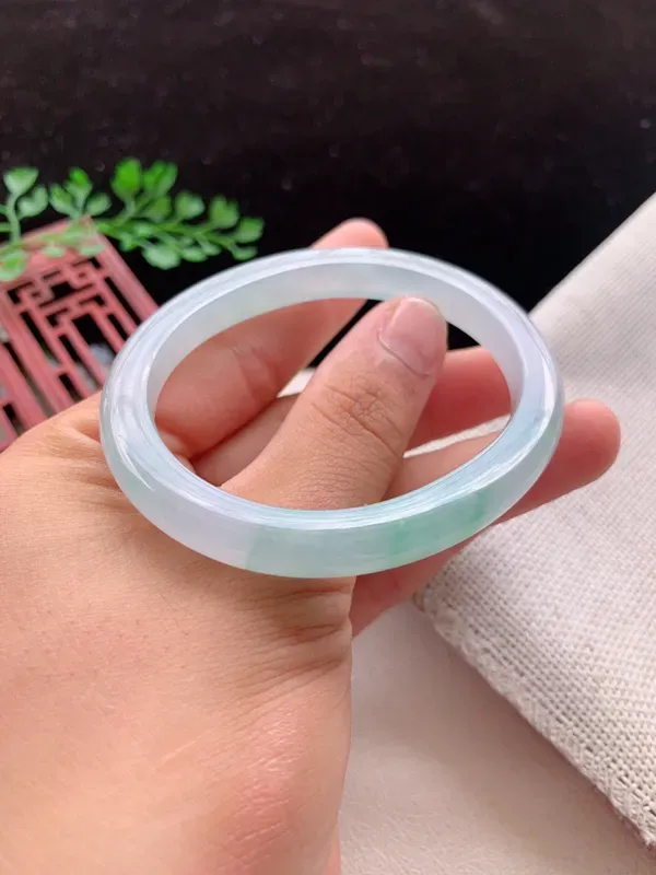 细条贵妃53-54圈口老坑飘绿缅甸天然翡翠a货手镯,尺寸53.3×45.2×7.