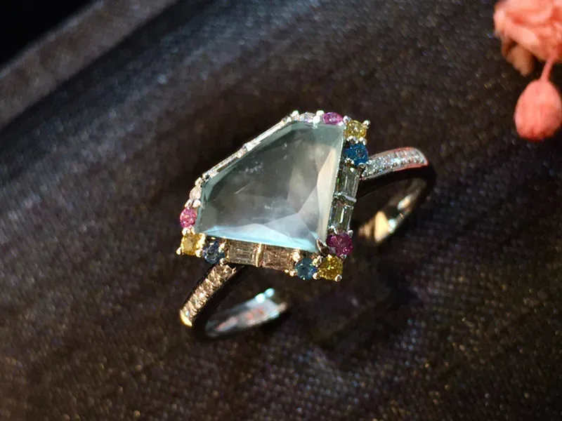 玻璃种设计款翡翠钻石切面戒指 无限美好 佩戴静雅出众
美的风景一幕幕 清雅宜人 钻石般闪耀