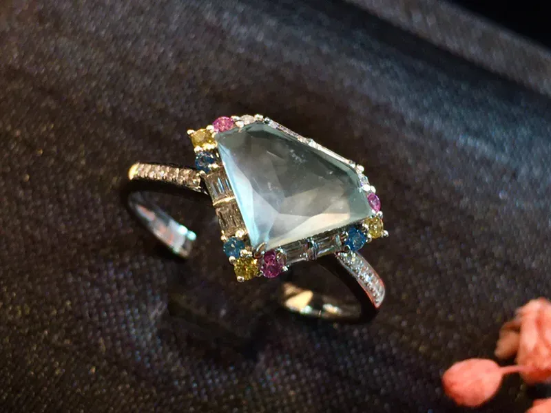 玻璃种设计款翡翠钻石切面戒指 无限美好 佩戴静雅出众
美的风景一幕幕 清雅宜人 钻石般闪耀