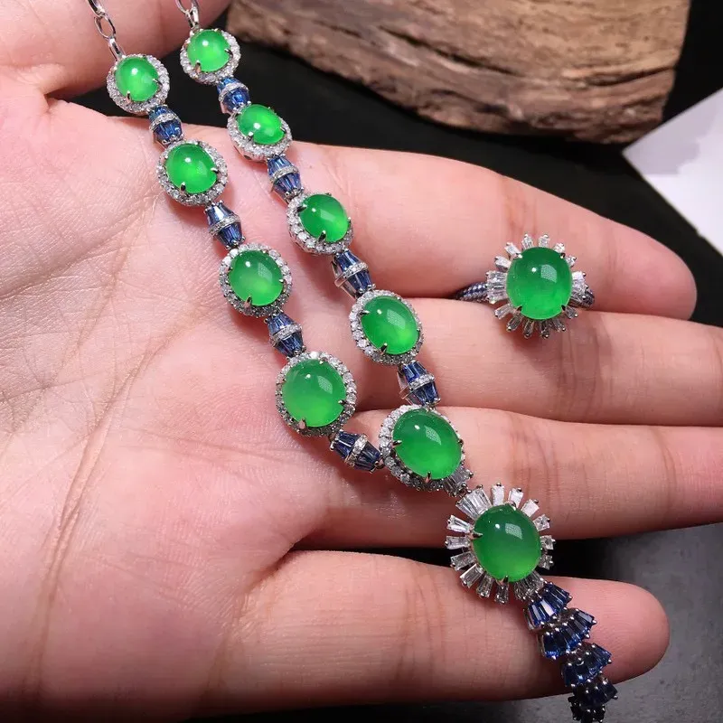 严选推荐(项链戒指)老坑冰种阳绿色翡翠蛋面套装,老坑种质,肉质水润