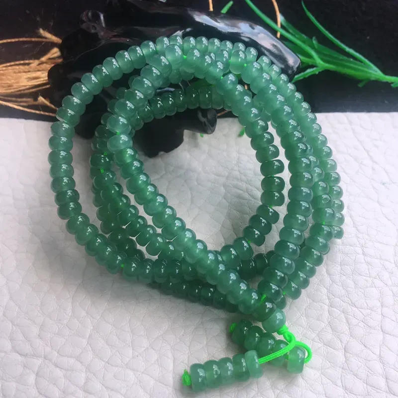 老坑水绿算盘珠玉链 玉质细腻，色泽鲜艳 项链 手链双用！尺寸:5.4*3.1mm 周长约:660mm,配珠为翡翠珠！