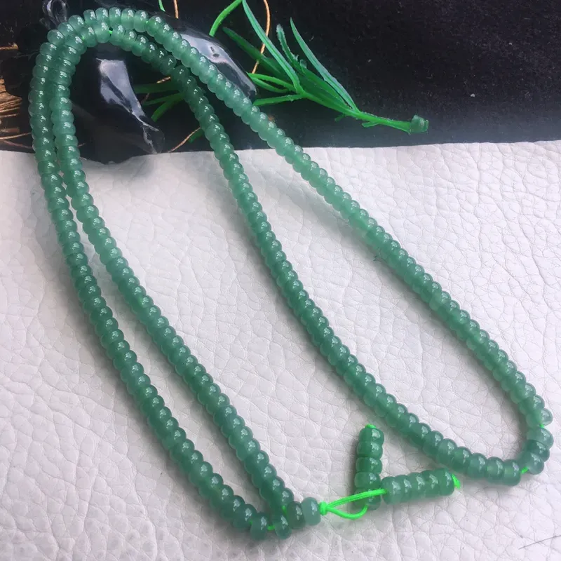 老坑水绿算盘珠玉链 玉质细腻，色泽鲜艳 项链 手链双用！尺寸:5.4*3.1mm 周长约:660mm,配珠为翡翠珠！