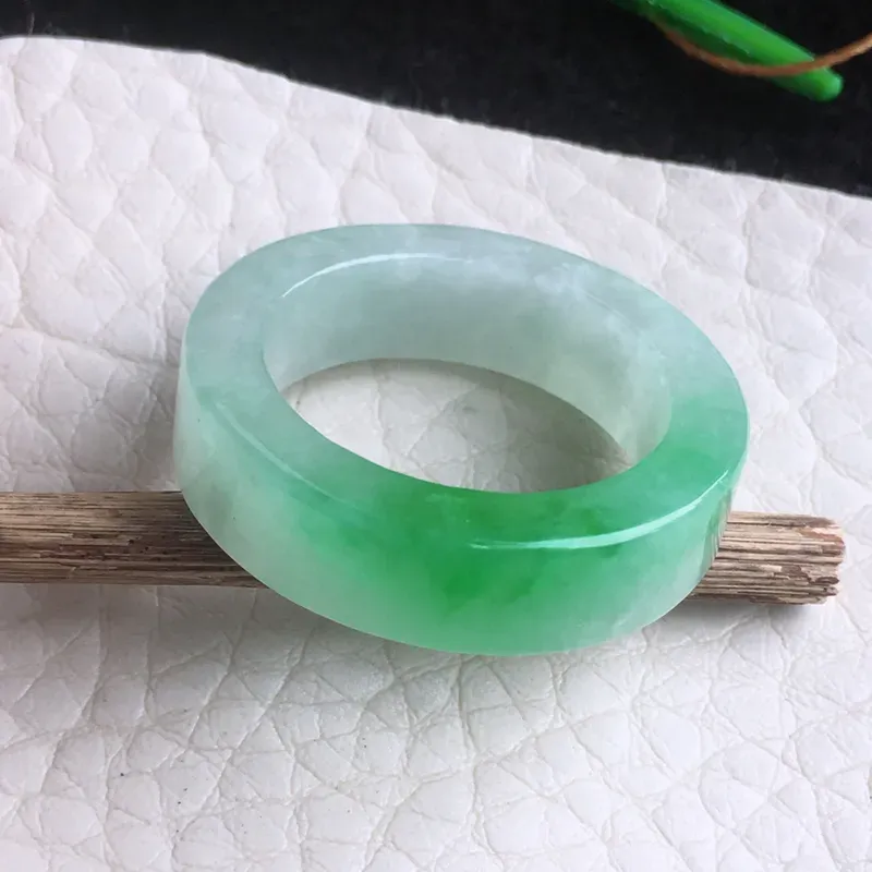 老坑水润飘阳绿戒指，玉指环，种水好，色泽鲜艳，内径19.3mm 尺寸19.3*6.5*3.8mm