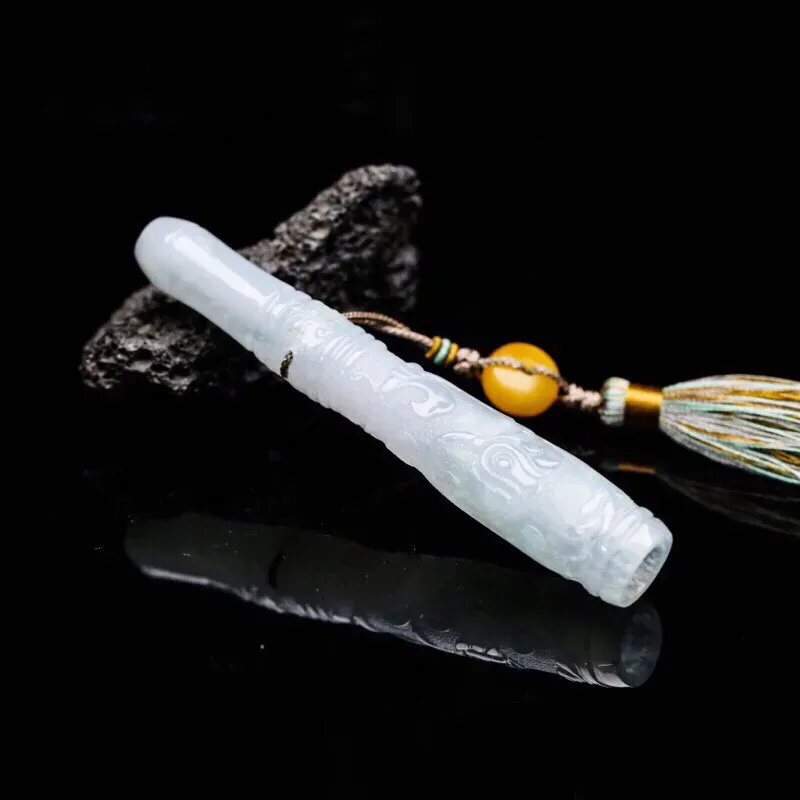 推荐款烟嘴翡翠，简约大气，便于随身携带，雕琢细致，配珠为饰珠，尺寸：89*13.4mm
