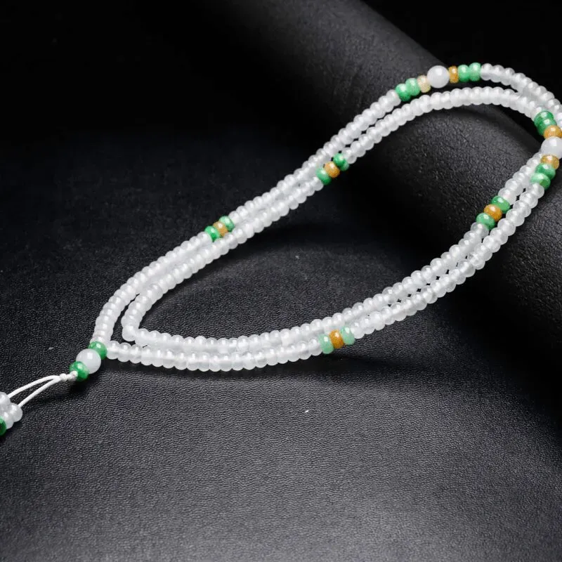 天然翡翠珠链，共224颗珠子，取其中一颗珠尺寸5*3mm，玉质莹润，清秀高雅，佩戴效果时尚漂亮。