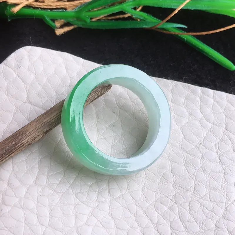老坑水润飘阳绿戒指，玉指环，种水好，色泽鲜艳，内径19.3mm 尺寸19.3*6.5*3.8mm