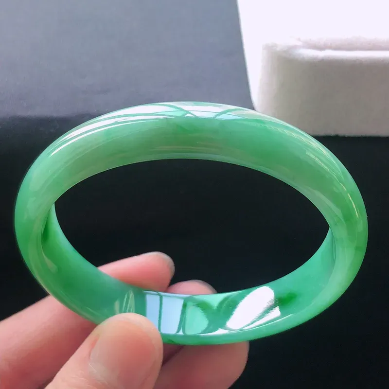天然a货翡翠满阳绿宽边贵妃手镯，玉质细腻，水润，种水足，无纹裂，圈口：54.8*48.8*11.8*6.6mm