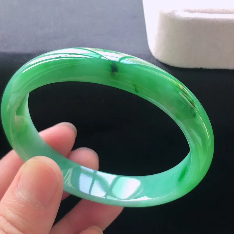 天然a货翡翠满阳绿宽边贵妃手镯，玉质细腻，水润，种水足，无纹裂，圈口：54.8*48.8*11.8*6.6mm