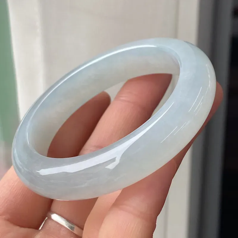 正圈53mm,天然翡翠冰糯淡绿手镯，玉质冰润细腻，色泽清爽，上手佩戴优雅大方，自然光实拍实物更美，代售