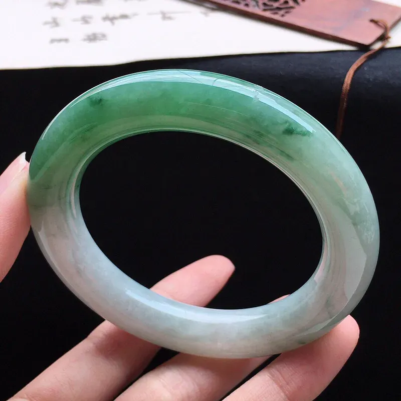 翡翠手镯，翡翠56圈口半山半水带绿肥美圆条手镯，尺寸：56.8*12.3*11.6mm，重81.74克，料细底好，条形好看，上手大方有档次