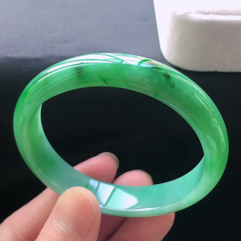 天然a货翡翠满阳绿宽边贵妃手镯，玉质细腻，水润，种水足，无纹裂，圈口：54.8*48.8*11.8*6.6mm
