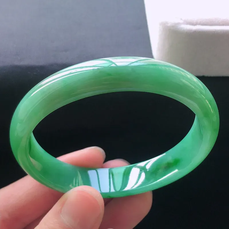 天然a货翡翠满阳绿宽边贵妃手镯，玉质细腻，水润，种水足，无纹裂，圈口：54.8*48.8*11.8*6.6mm